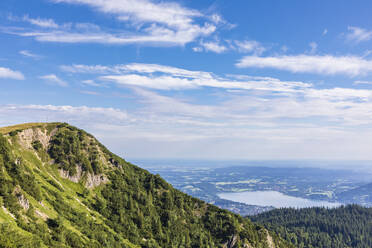 Deutschland, Bayern, Tegernsee von einem Berggipfel aus gesehen - FOF13214