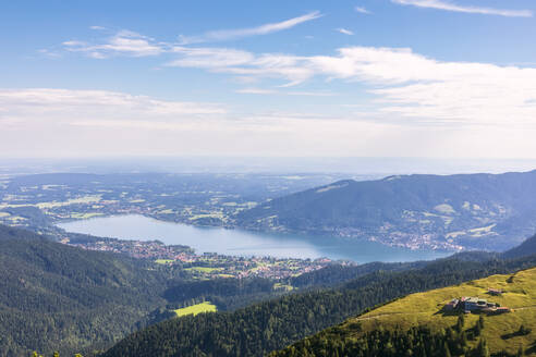 Deutschland, Bayern, Bad Wiessee, Tegernsee vom Berggipfel aus gesehen im Sommer - FOF13217
