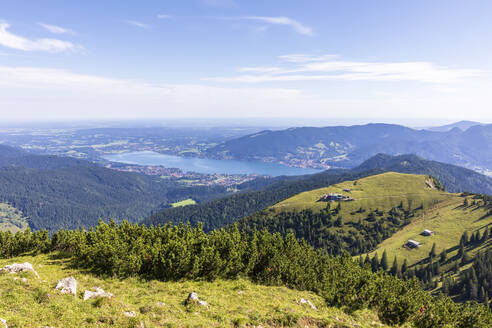 Deutschland, Bayern, Bad Wiessee, Tegernsee vom Berggipfel aus gesehen im Sommer - FOF13220