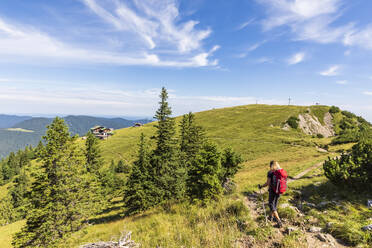 Deutschland, Bayern, Wanderin auf dem Weg zu Berghütten in den Bayerischen Voralpen - FOF13221