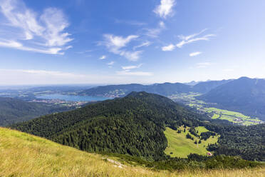 Deutschland, Bayern, Bad Wiessee, Tegernsee vom Berggipfel aus gesehen im Sommer - FOF13222