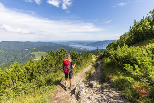 Deutschland, Bayern, Wanderin beim Abstieg vom Hirschberg - FOF13224