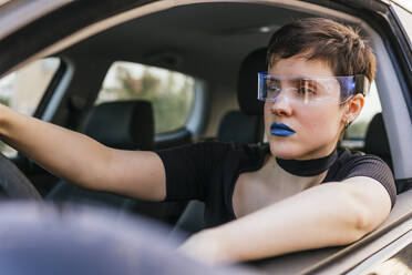 Frau mit intelligenter Brille beim Autofahren - MGRF00849