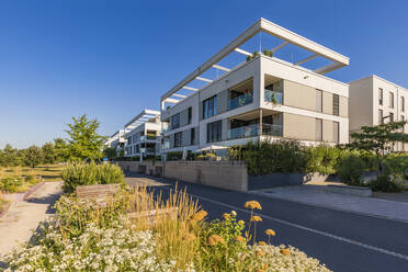 Germany, Baden-Wurttemberg, Heidelberg, Modern suburban houses in Bahnstadt district - WDF07145