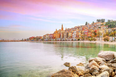 Frankreich, Provence-Alpes-Cote dAzur, Menton, Ufer der Stadt an der Côte d'Azur in der Abenddämmerung - PUF02010