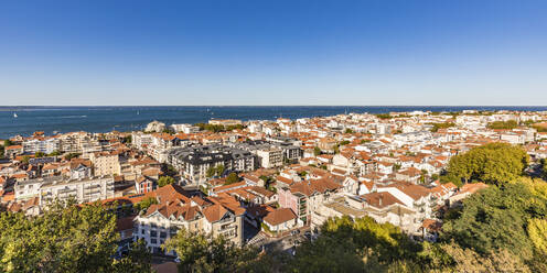 Frankreich, Nouvelle-Aquitaine, Arcachon, Panoramablick auf die Stadt am Meer - WDF07155