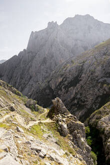 Spanien, Kastilien und Leon, Posada de Valdeon, Steile Landschaft der Picos de Europa - MMPF00532