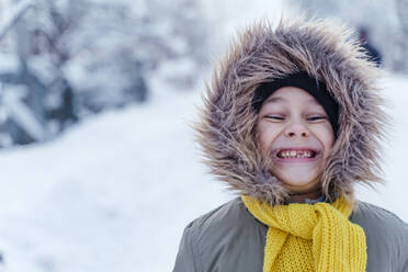 Glücklicher Junge mit warmer Kleidung im Winter - OSF01152
