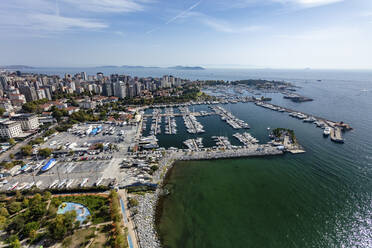Luftaufnahme des Jachthafens von Kalamis an der Küste des Marmarameers auf der asiatischen Seite von Istanbul, Türkei. - AAEF16770