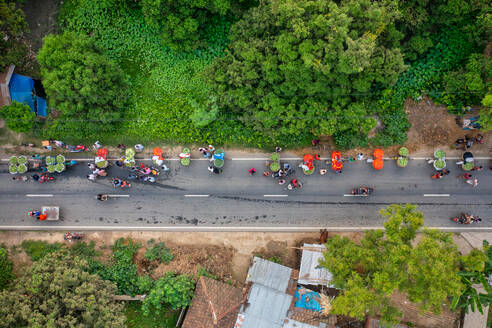 Luftaufnahme von Menschen mit Fahrrädern, die Früchte transportieren, Bandarban, Bangladesch. - AAEF16798
