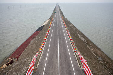 Luftaufnahme einer Straße, die einen See überquert, Astagram, Kishoreganj, Bangladesch. - AAEF16808