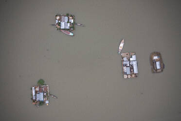 Luftaufnahme von schwimmenden Plattformen für den Fischfang in Astagram, Kishoreganj, Bangladesch. - AAEF16817