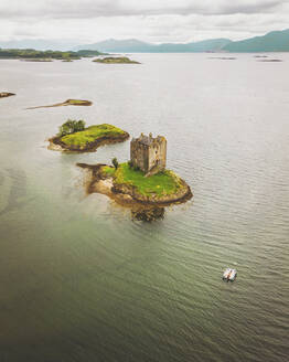 Luftaufnahme von Castle Stalker, am Loch Linnhe, Schottische Highlands, Schottland, Vereinigtes Königreich. - AAEF16857