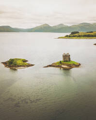 Luftaufnahme von Castle Stalker, am Loch Linnhe, Schottische Highlands, Schottland, Vereinigtes Königreich. - AAEF16858