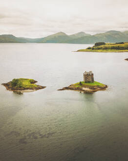 Luftaufnahme von Castle Stalker, am Loch Linnhe, Schottische Highlands, Schottland, Vereinigtes Königreich. - AAEF16858