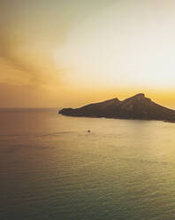 Luftaufnahme der Insel Sa Dragonera bei Sonnenuntergang, Mallorca, Isla Baleares, Spanien. - AAEF16868