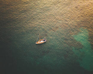 Luftaufnahme eines Segelboots in Sant Elm, Mallorca, Isla Baleares, Spanien. - AAEF16873