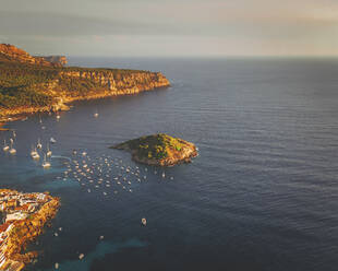 Luftaufnahme der Insel Pantaleu und des Dorfes Sant Elm, Mallorca, Isla Baleares, Spanien. - AAEF16877