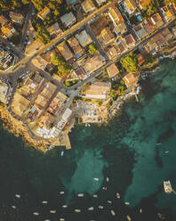 Luftaufnahme von oben des kleinen Hafens von Sant Elm, Mallorca, Isla Baleares, Spanien. - AAEF16884