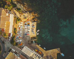 Luftaufnahme von oben des kleinen Hafens von Sant Elm, Mallorca, Isla Baleares, Spanien. - AAEF16886