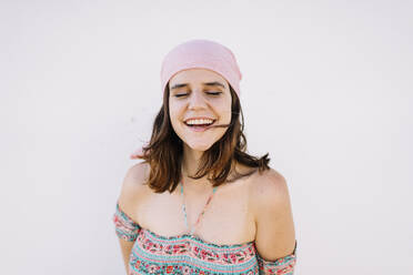 Happy young woman wearing bandana - DAMF01151