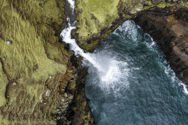 Mulafossur-Wasserfall inmitten eines felsigen Berges - WPEF06824