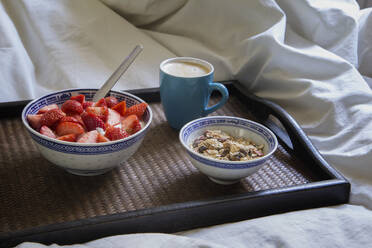 Tablett mit Kaffeebecher, Müsli und Joghurt mit Erdbeeren - MAMF02309
