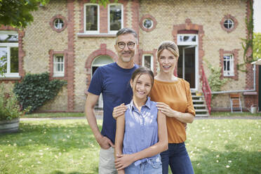 Smiling girl with parents in garden - RORF03177