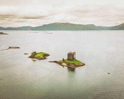 Luftaufnahme von Castle Stalker, am Loch Linnhe, Schottische Highlands, Schottland, Vereinigtes Königreich. - AAEF16890