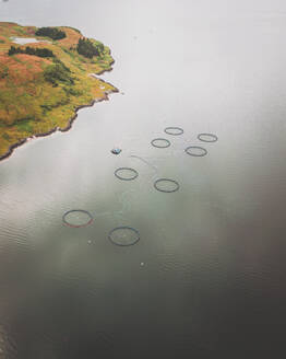 Luftaufnahme einer Fischzucht am Loch Linnhe, Schottische Highlands, Schottland, Vereinigtes Königreich. - AAEF16891