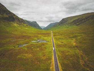 Luftaufnahme vom Aussichtspunkt Glencoe an der A82, Schottische Highlands, Schottland, Vereinigtes Königreich. - AAEF16900