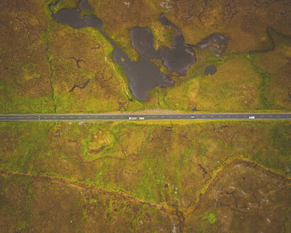 Blick von oben vom Glencoe Viewpoint auf die A82, Schottische Highlands, Schottland, Vereinigtes Königreich. - AAEF16902