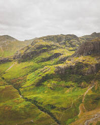 Luftaufnahme vom Three Sisters Viewpoint, Schottische Highlands, Schottland, Vereinigtes Königreich. - AAEF16905