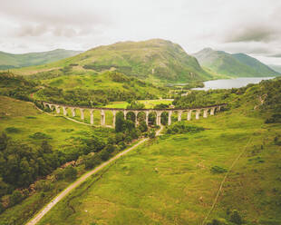 Luftaufnahme des Glenfinnan-Viadukts, Schottische Highlands, Schottland, Vereinigtes Königreich. - AAEF16906