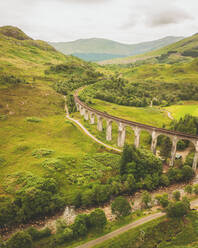 Luftaufnahme des Glenfinnan-Viadukts, Schottische Highlands, Schottland, Vereinigtes Königreich. - AAEF16907