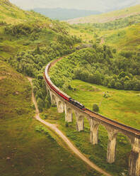 Luftaufnahme des Glenfinnan-Viadukts, Schottische Highlands, Schottland, Vereinigtes Königreich. - AAEF16908