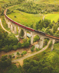 Luftaufnahme des Glenfinnan-Viadukts, Schottische Highlands, Schottland, Vereinigtes Königreich. - AAEF16909