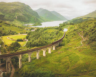 Luftaufnahme des Glenfinnan-Viadukts, Schottische Highlands, Schottland, Vereinigtes Königreich. - AAEF16910