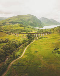 Luftaufnahme des Glenfinnan-Viadukts, Schottische Highlands, Schottland, Vereinigtes Königreich. - AAEF16911