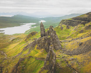 Luftaufnahme des berühmten Felsens Old Man of Storr, Isle of Skye, Schottische Highlands, Schottland, Vereinigtes Königreich. - AAEF16914