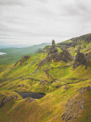 Luftaufnahme des berühmten Felsens Old Man of Storr, Isle of Skye, Schottische Highlands, Schottland, Vereinigtes Königreich. - AAEF16915