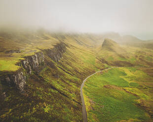 Luftaufnahme des berühmten Quiraing Mountain Pass, Isle of Skye, Schottische Highlands, Schottland, Vereinigtes Königreich. - AAEF16919