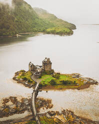 Luftaufnahme von Eilean Donan Castle, Schottische Highlands, Schottland, Vereinigtes Königreich. - AAEF16925