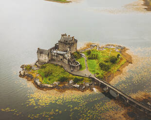 Luftaufnahme von Eilean Donan Castle, Schottische Highlands, Schottland, Vereinigtes Königreich. - AAEF16926