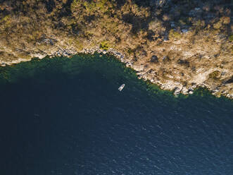 Luftaufnahme von Boadzulu Island Schnellboot auf dem südlichen Malawi-See, Mangochi, Malawi, Afrika. - AAEF16949