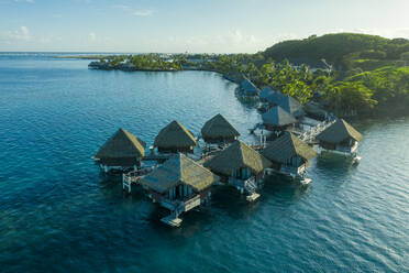 Luftaufnahme von Holzhütten von einem Luxushotel in Tahiti, Französisch-Polynesien. - AAEF16964