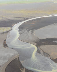 Luftaufnahme der Wasserbildung an der Flussmündung, Akurey, Island. - AAEF16976
