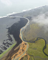 Luftaufnahme eines zum Meer fließenden Flusses, Island. - AAEF16979