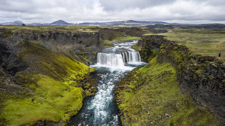 Luftaufnahme des Axlafoss-Wasserfalls, Skaftarhreppur, Island. - AAEF17022