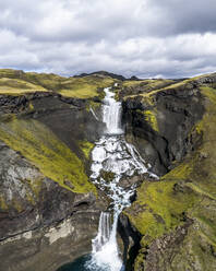 Luftaufnahme des Ofaerufoss-Wasserfalls, Island. - AAEF17026
